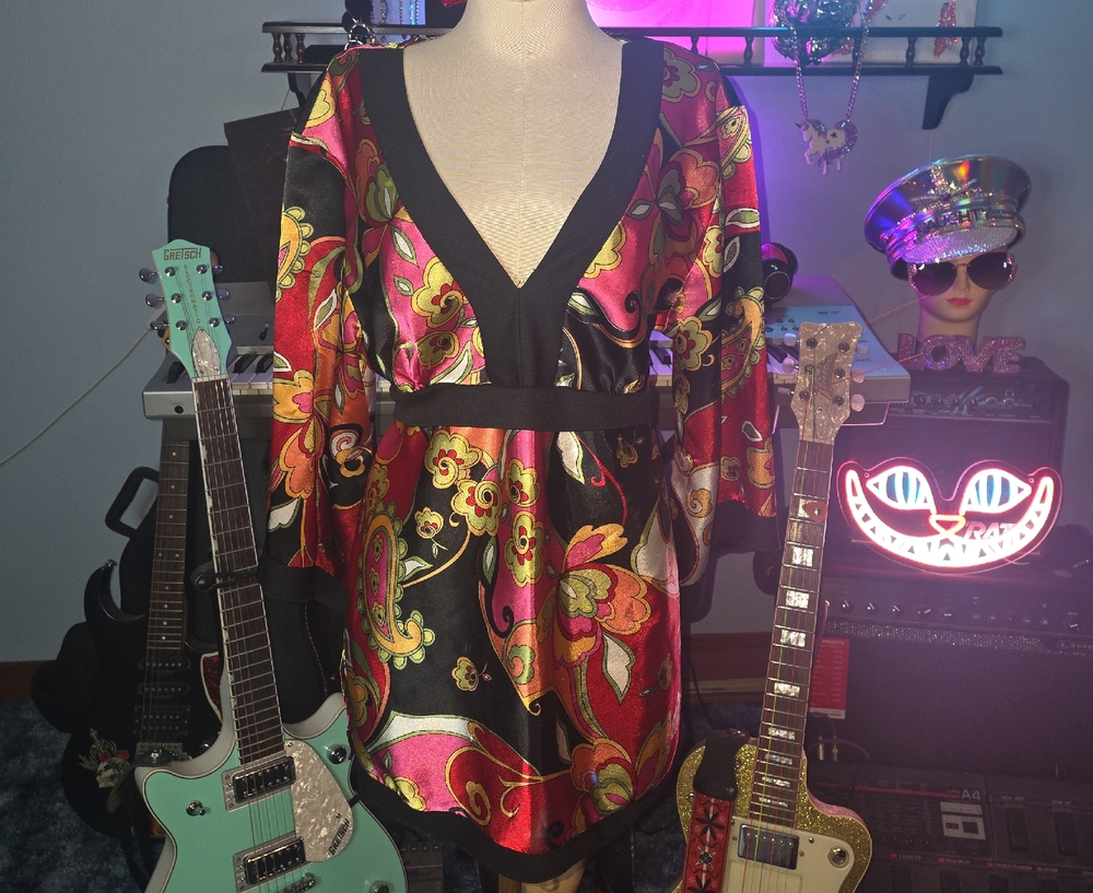 Women's V-Neck Satin Paisley Tunic Blouse - Pink/Black